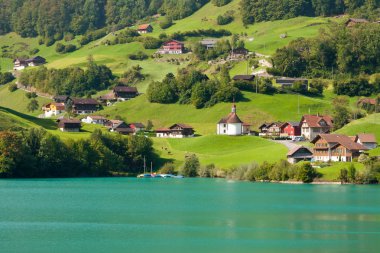 Göl kenarında Alpler'de Avusturya köyü