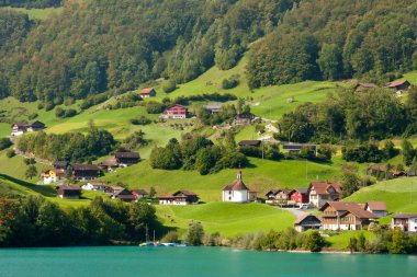 Göl kenarında Alpler'de Avusturya köyü
