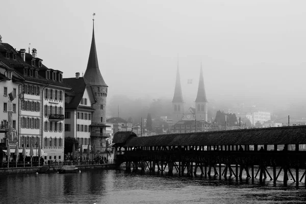Centrum av Luzern i dimman, Canton of Lucerne, Schweiz — Stockfoto