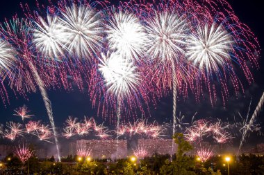 Beyaz Havai Fişekler gökyüzünü aydınlatıyor