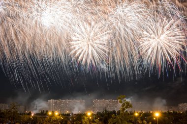 Beyaz Havai Fişekler gökyüzünü aydınlatıyor