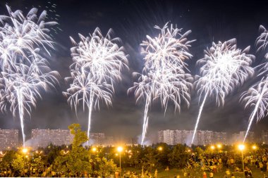 Beyaz Havai Fişekler gökyüzünü aydınlatıyor