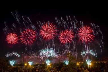 Kırmızı Havai Fişekler gökyüzünü aydınlatıyor