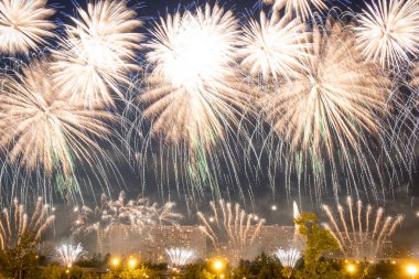 Beyaz Havai Fişekler gökyüzünü aydınlatıyor