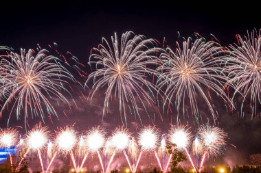 Kırmızı Havai Fişekler gökyüzünü aydınlatıyor