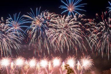 Kırmızı Havai Fişekler gökyüzünü aydınlatıyor