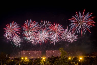 Kırmızı Havai Fişekler gökyüzünü aydınlatıyor