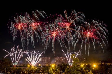 Kırmızı Havai Fişekler gökyüzünü aydınlatıyor