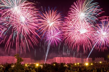 Kırmızı Havai Fişekler gökyüzünü aydınlatıyor