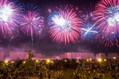 Kırmızı Havai Fişekler gökyüzünü aydınlatıyor