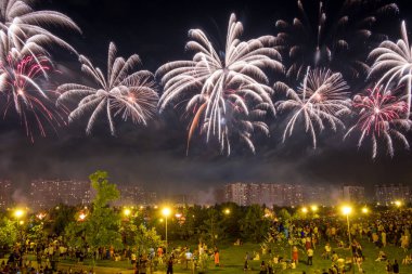 Kırmızı Havai Fişekler gökyüzünü aydınlatıyor
