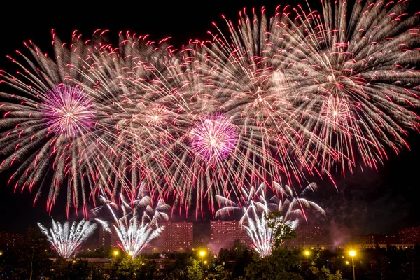 Kırmızı Havai Fişekler gökyüzünü aydınlatıyor