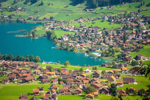 Lungern village and Lake, Zwitserland, Europa — Stockfoto