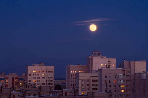 Luna llena sobre las casas de la ciudad en Rusia — Foto de Stock