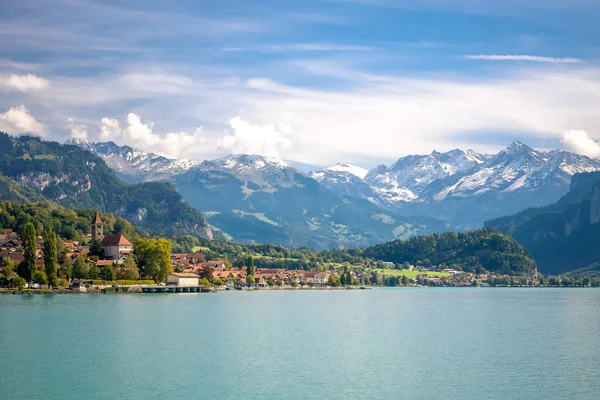 Brienz şehrinin panoraması. İsviçre'de Brienz gölü