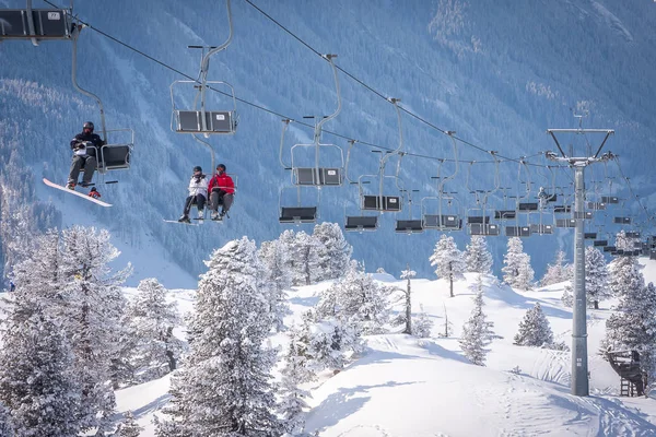 Skieurs sur téléski avec des montagnes de gelées. Station de ski en Europe — Photo