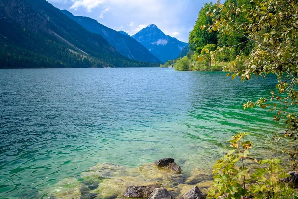 Plansee Alpen berg zomer bewolkte dag Meerzicht, Tirol, Austria. — Stockfoto