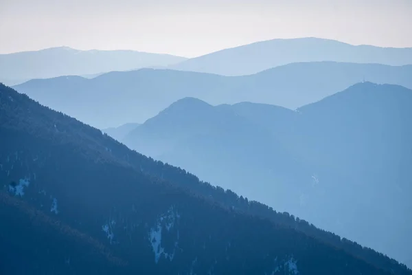 Lapisan gunung dan kabut di lembah. Citra yang disaring: efek vintage yang diproses silang . — Stok Foto