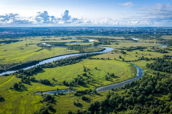 Údolí řeky Klyazma v Vladimiru, Rusko je vrcholným pohledem z dronu — Stock fotografie