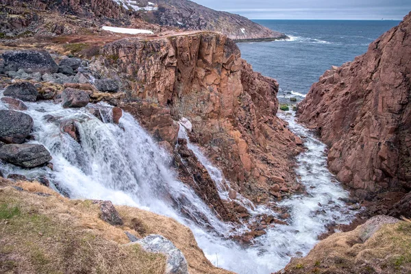 Acque tempestose della cascata settentrionale in una gola rocciosa sulle rive del mare freddo, Teriberka, Russia — Foto Stock