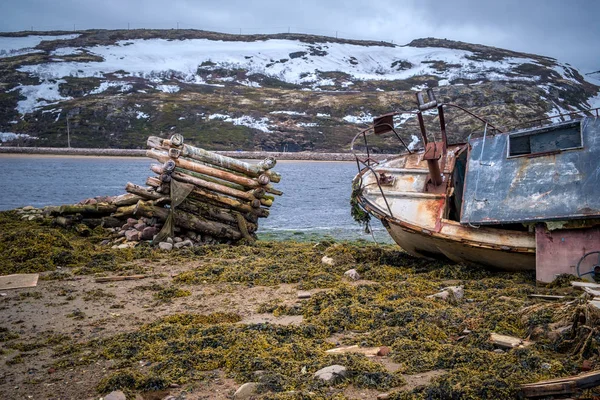 Vieux bateau rouillé pourri sur Teriberka. Nord russe — Photo