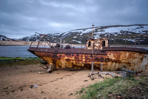 Vieux bateau rouillé pourri sur Teriberka. Nord russe — Photo