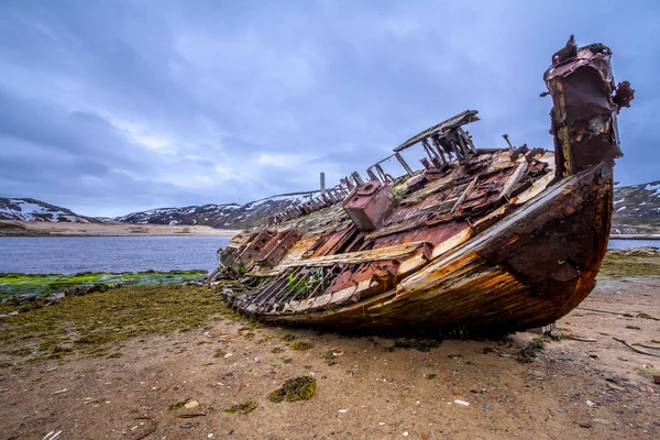 Vieux bateau rouillé pourri sur Teriberka. Nord russe — Photo