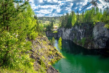 Ruskeala dağın Park - araştırma bir asırlık öyküsü. Vahşi doğal mermer tarifsiz güzellik. Karelya. Rusya.