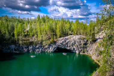 Ruskeala dağın Park - araştırma bir asırlık öyküsü. Vahşi doğal mermer tarifsiz güzellik. Karelya. Rusya.