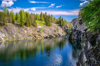 Ruskeala dağın Park - araştırma bir asırlık öyküsü. Vahşi doğal mermer tarifsiz güzellik. Karelya. Rusya.