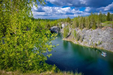 Ruskeala dağın Park - araştırma bir asırlık öyküsü. Vahşi doğal mermer tarifsiz güzellik. Karelya. Rusya.