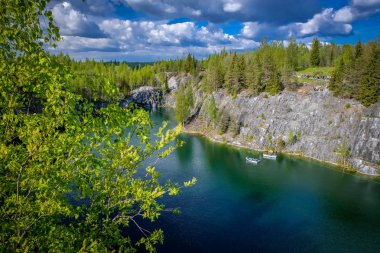 Ruskeala dağın Park - araştırma bir asırlık öyküsü. Vahşi doğal mermer tarifsiz güzellik. Karelya. Rusya.