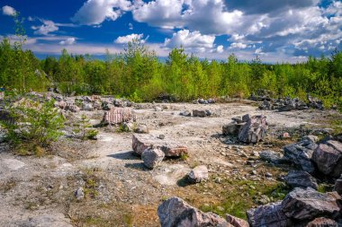 Çatlaklar ile mermer kaya. Mermer beyaz ve gri lekelerde. Ormanın etrafında. Ruskeala, Karelia.