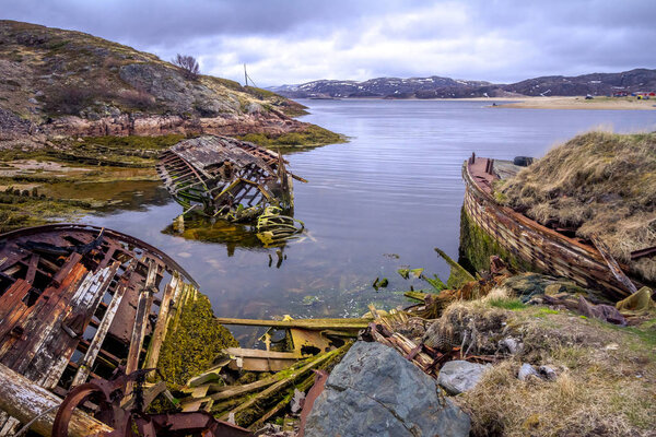 Старая ржавая гнилая лодка на Териберке. Север России
