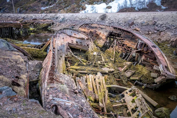 Vieux bateau rouillé pourri sur Teriberka. Nord russe — Photo