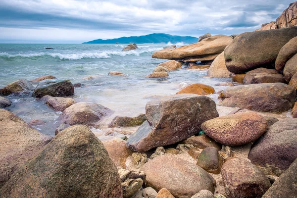 Stenen, stenen, zee. Vietnam Nha Trang — Stockfoto