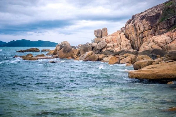 Klippor, stenar, hav. Vietnam Nha Trang — Stockfoto