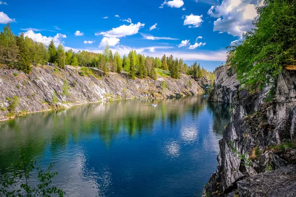 Ruskeala Mountain Park - uma história secular de mineração. A beleza indescritível do mármore natural na natureza. Carélia. Rússia . — Fotografia de Stock