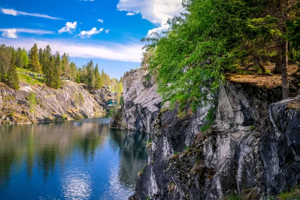 Ruskeala Mountain Park - une histoire séculaire de l'exploitation minière. La beauté indescriptible du marbre naturel dans la nature. Carélie. Russie . — Photo