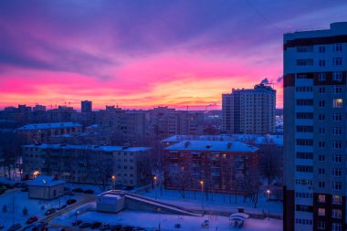 Gün batımı kırmızılı bulutlar. Şehir Binası