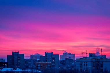Gün batımı kırmızılı bulutlar. Şehir Binası