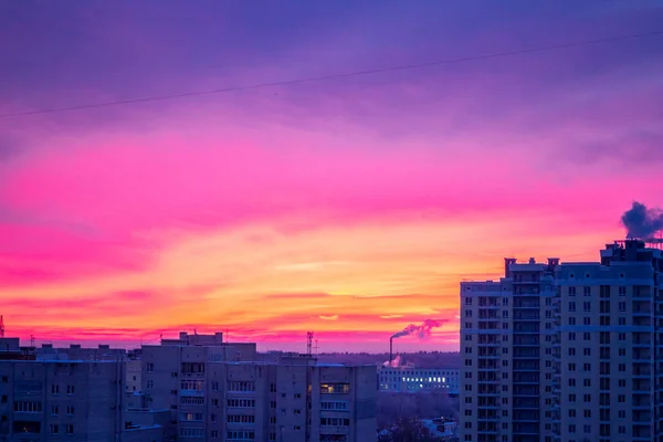 Las nubes escarlata puesta de sol. Edificio municipal — Foto de Stock