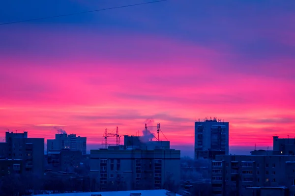 Las nubes escarlata puesta de sol. Edificio municipal — Foto de Stock