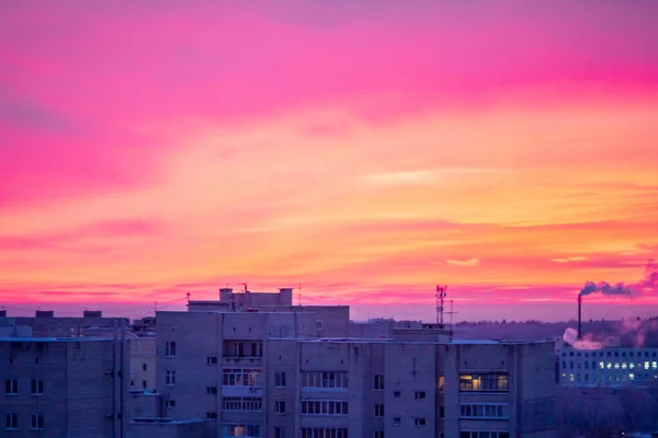 Las nubes escarlata puesta de sol. Edificio municipal — Foto de Stock