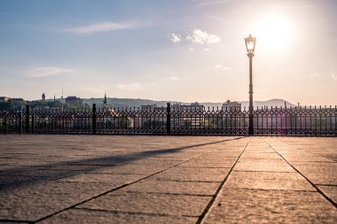 Günbatımı. Kaldırımda bir fener yansıması. Budapeşte 'de Danube Embankment