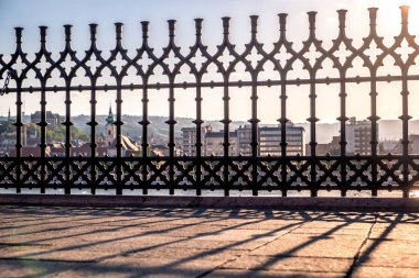 Günbatımı. Kafes eskrim yansıması. Budapeşte 'de Danube Embankment