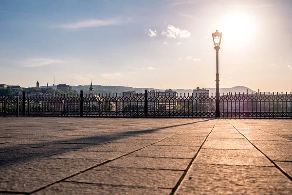 Puesta de sol. Reflejo de una linterna en la acera. Bancarrota del Danubio en Budapest — Foto de Stock