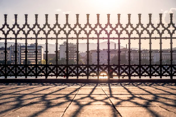 Puesta de sol. Reflejo de la valla de celosía. Bancarrota del Danubio en Budapest — Foto de Stock