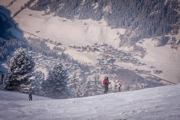 迈尔霍芬， 奥地利齐勒塔尔山谷在阴霾， 从山上看 — 图库照片