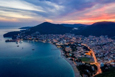 Budva, Karadağ Hava görünümünü güneş battıktan sonra Adriyatik kıyısında.